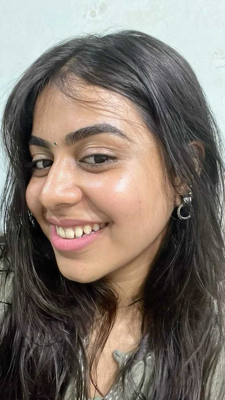 indian look, clear skin selfie